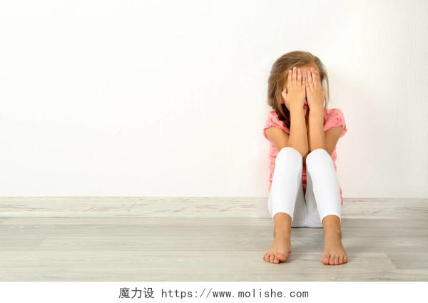 小女孩在地板紧张害怕烦躁恼火烦躁困扰自闭症日